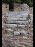 00653 ostia - regio ii - decumanus maximus - regio ii - insula ii - portico del tetto spiovente - treppe - 09-2022.jpg